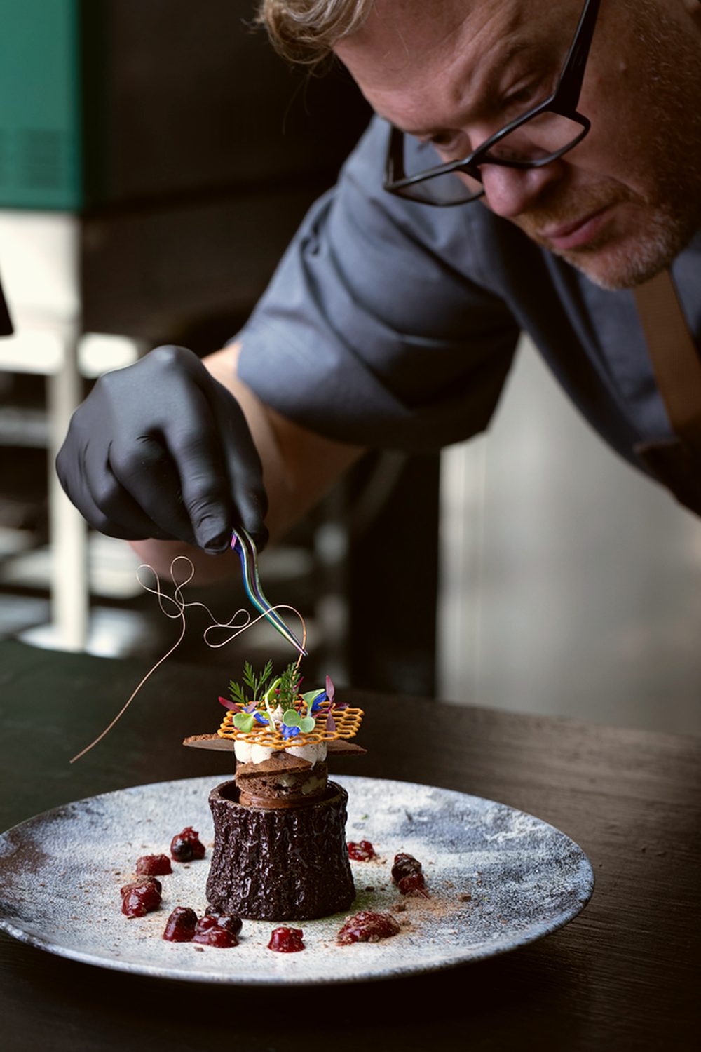 The last centimetre of a plate, by hand